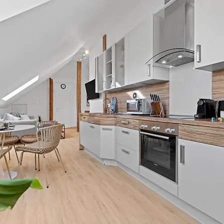 Stilvolle Wohnung: Private Dachterrasse - Zentral * Augusta